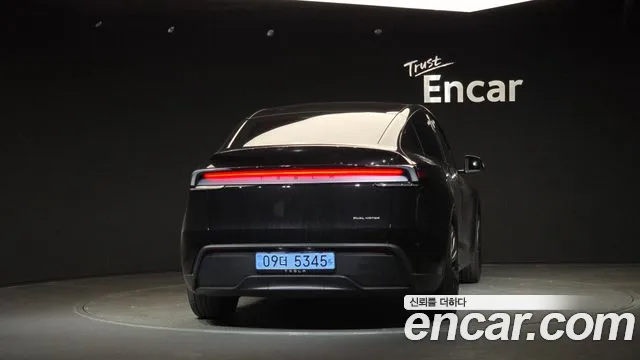 Tesla Model Y — Фото автомобиля 4