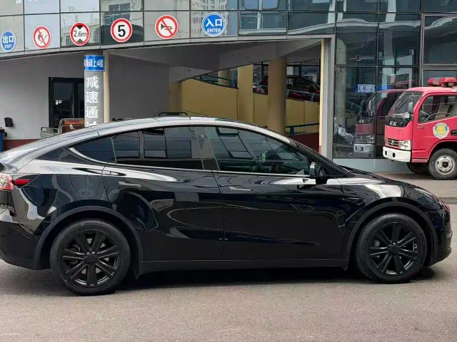 Tesla Model Y — Фото автомобиля 7