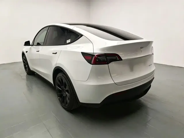 Tesla Model Y — Фото автомобиля 5