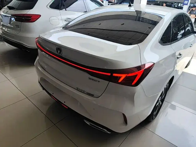 Changan Eado — Фото автомобиля 6