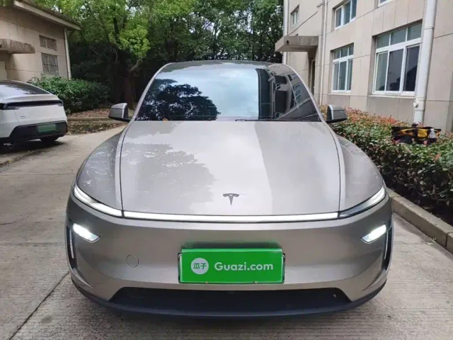 Tesla Model Y L — Фото автомобиля 2