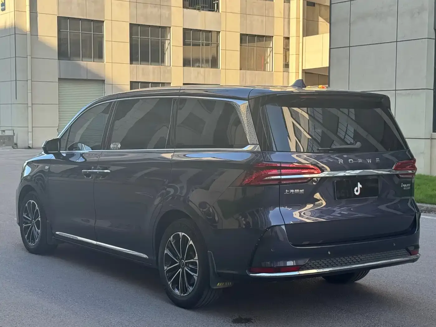 Roewe Roewe iMAX8 2022 400TGI Gathering Edition — Фото автомобиля 7