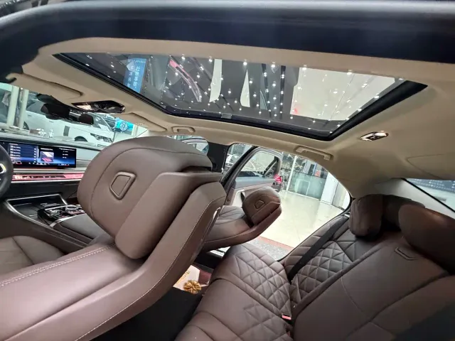 BMW 7 Series — Фото автомобиля 12
