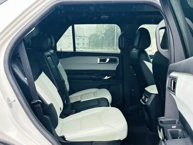 Ford Explorer — Фото автомобиля 10