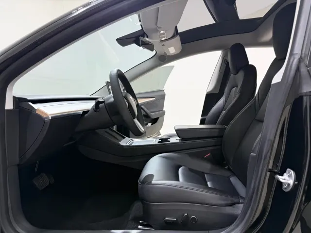 Tesla Model 3 — Фото автомобиля 7