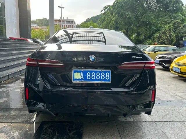 BMW 5 Series — Фото автомобиля 8