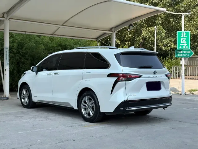 Toyota Sienna — Фото автомобиля 18