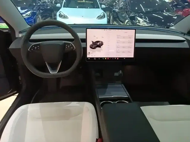 Tesla Model 3 — Фото автомобиля 9