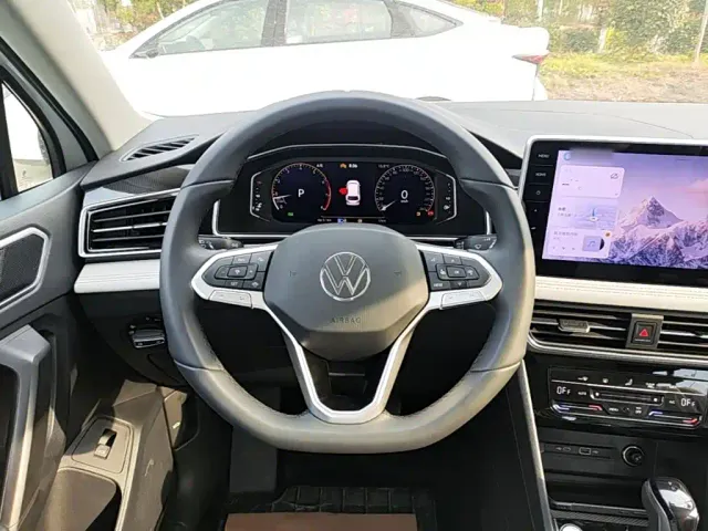 Volkswagen Tiguan L — Фото автомобиля 10