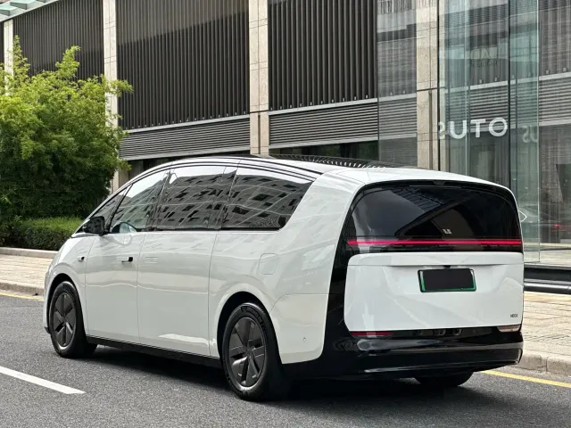 Li Auto MEGA — Фото автомобиля 8