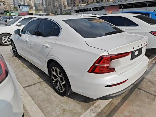 Volvo S60 — Фото автомобиля 4