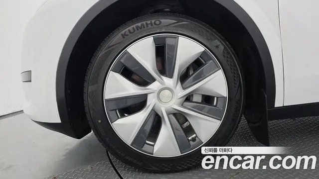 Tesla Model Y — Фото автомобиля 21
