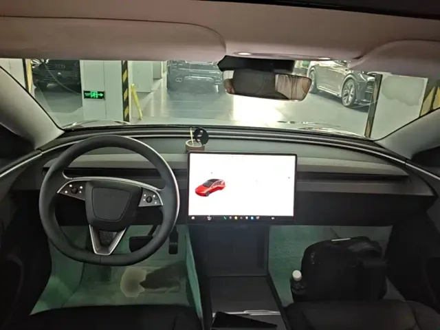 Tesla Model 3 — Фото автомобиля 9