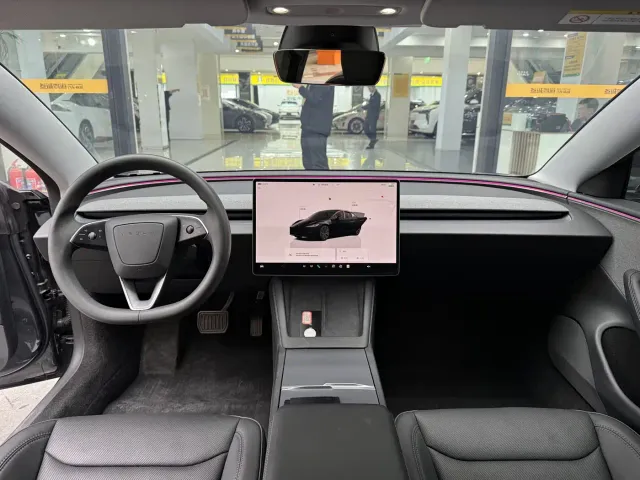 Tesla Model 3 — Фото автомобиля 10