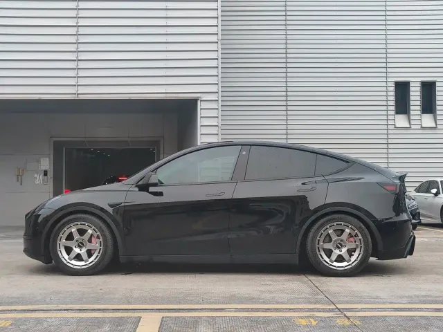 Tesla Model Y — Фото автомобиля 4