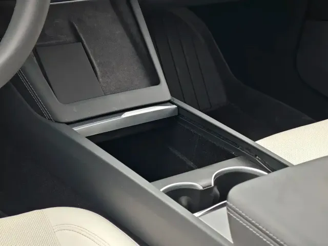 Tesla Model 3 — Фото автомобиля 6