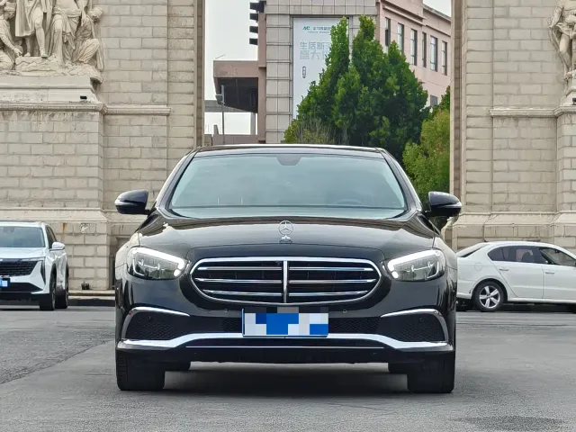 Mercedes-Benz E-Class — Фото автомобиля 2
