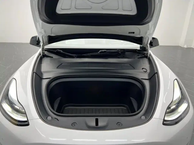 Tesla Model Y — Фото автомобиля 25