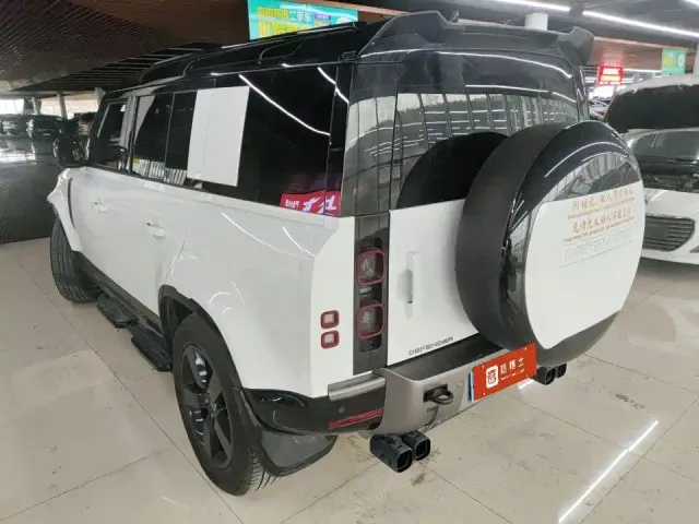 Land Rover Defender — Фото автомобиля 6