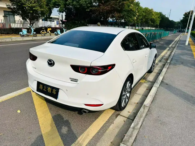 Mazda Axela — Фото автомобиля 4