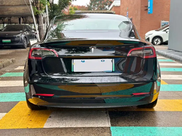 Tesla Model 3 — Фото автомобиля 5
