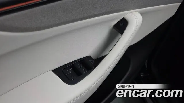 Tesla Model Y — Фото автомобиля 30