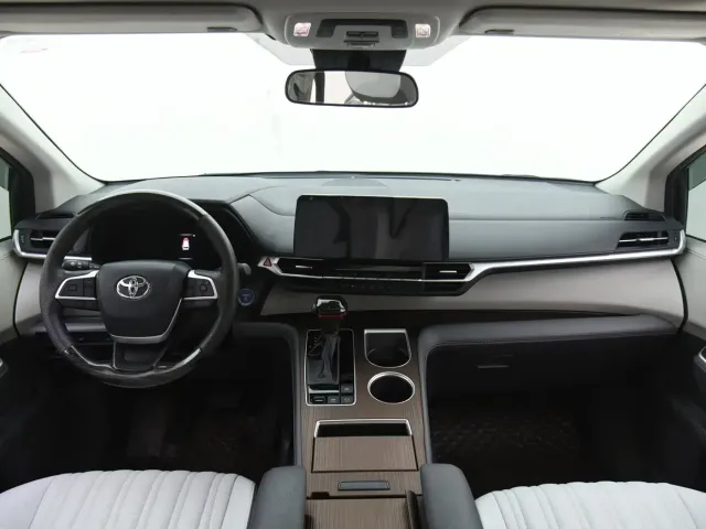 Toyota Sienna — Фото автомобиля 6