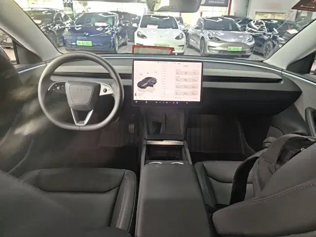 Tesla Model 3 — Фото автомобиля 5