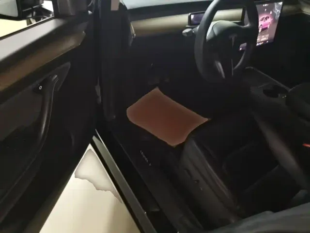 Tesla Model Y — Фото автомобиля 15