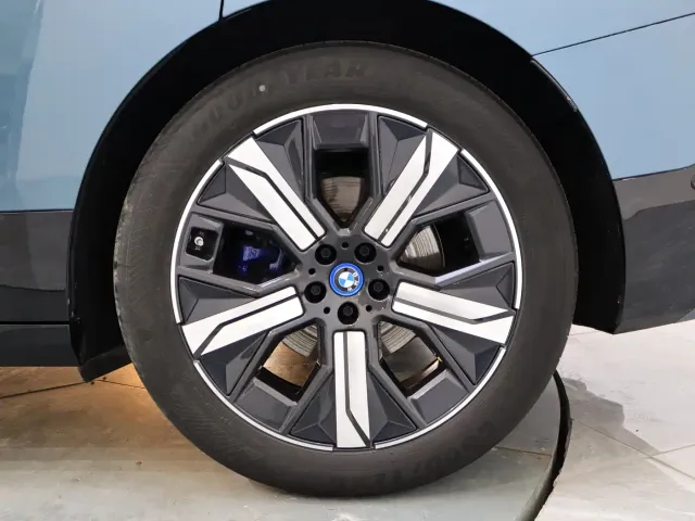 BMW iX — Фото автомобиля 9