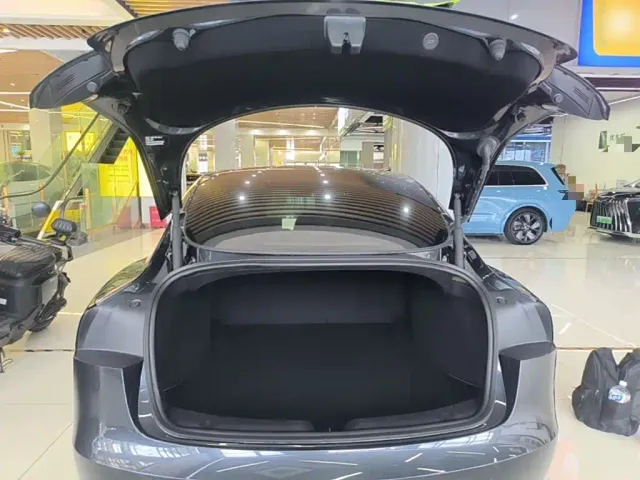 Tesla Model 3 — Фото автомобиля 18