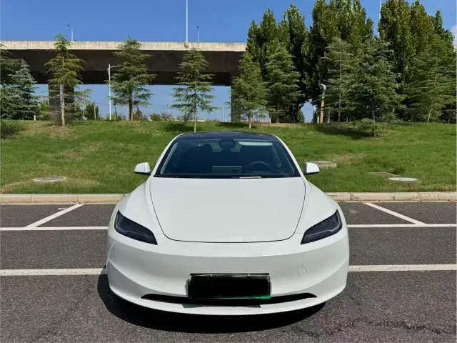Tesla Model 3 — Фото автомобиля 2