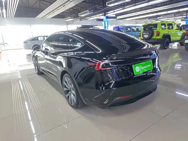 Tesla Model 3 — Фото автомобиля 4
