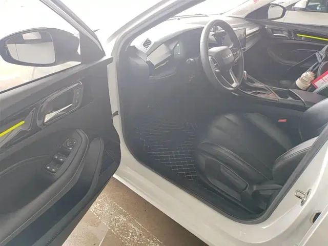 Roewe i5 — Фото автомобиля 15