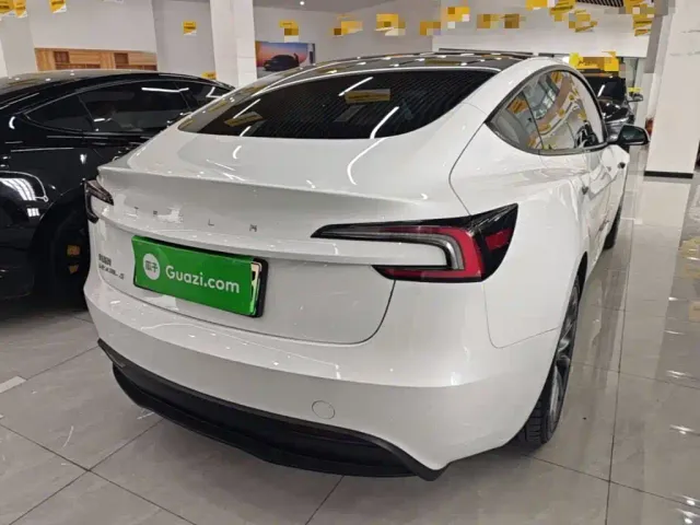 Tesla Model 3 — Фото автомобиля 6
