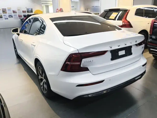 Volvo S60 — Фото автомобиля 4