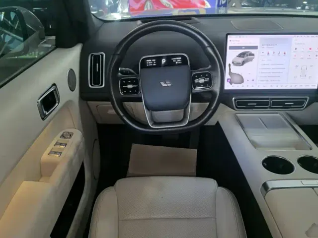 Li Auto L7 — Фото автомобиля 10