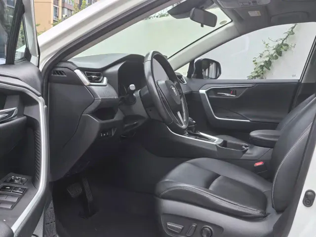Toyota RAV4 — Фото автомобиля 8