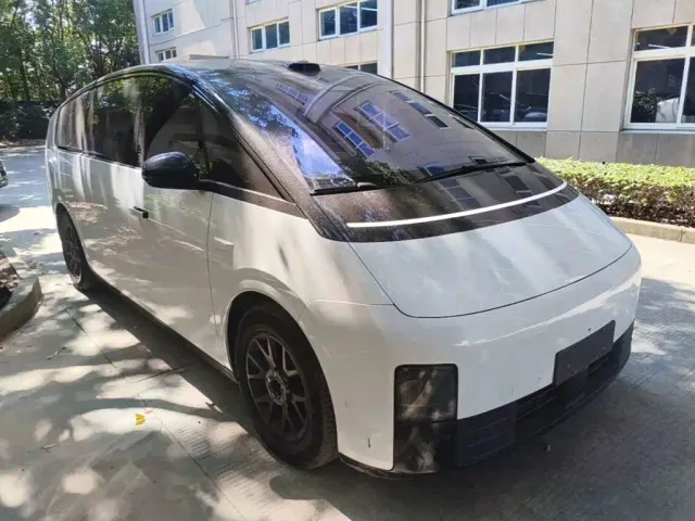 Li Auto MEGA — Фото автомобиля 3