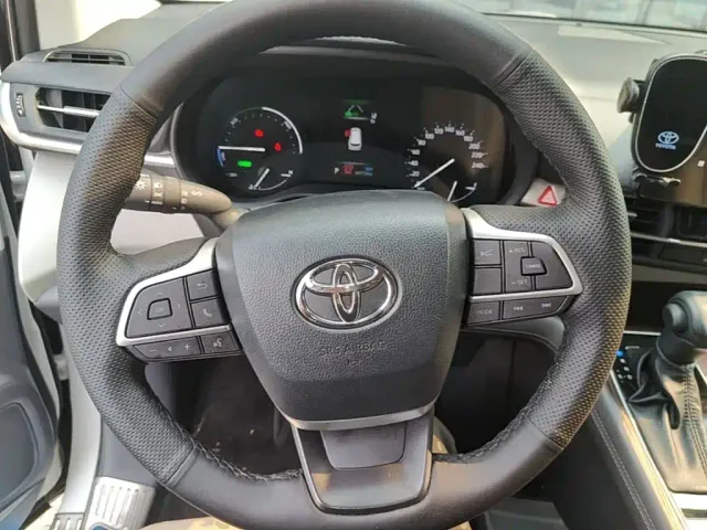 Toyota Sienna — Фото автомобиля 10