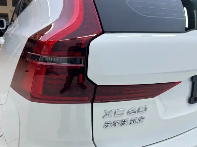 Volvo XC60 — Фото автомобиля 8