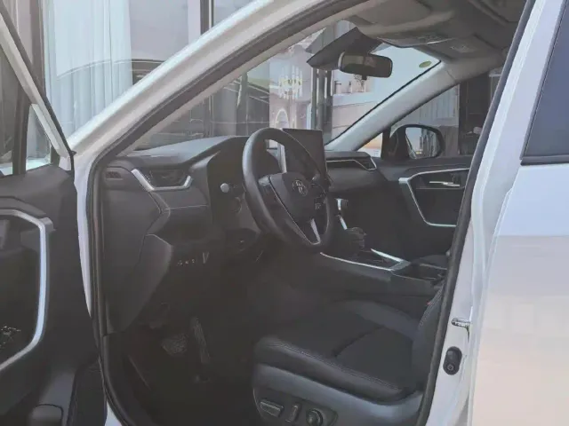 Toyota RAV4 — Фото автомобиля 7