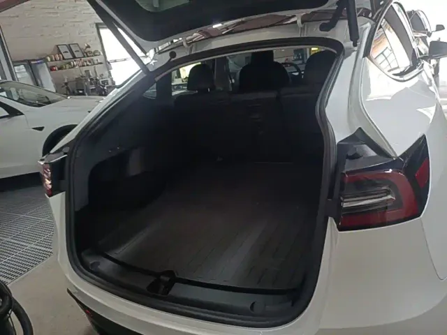 Tesla Model Y — Фото автомобиля 18