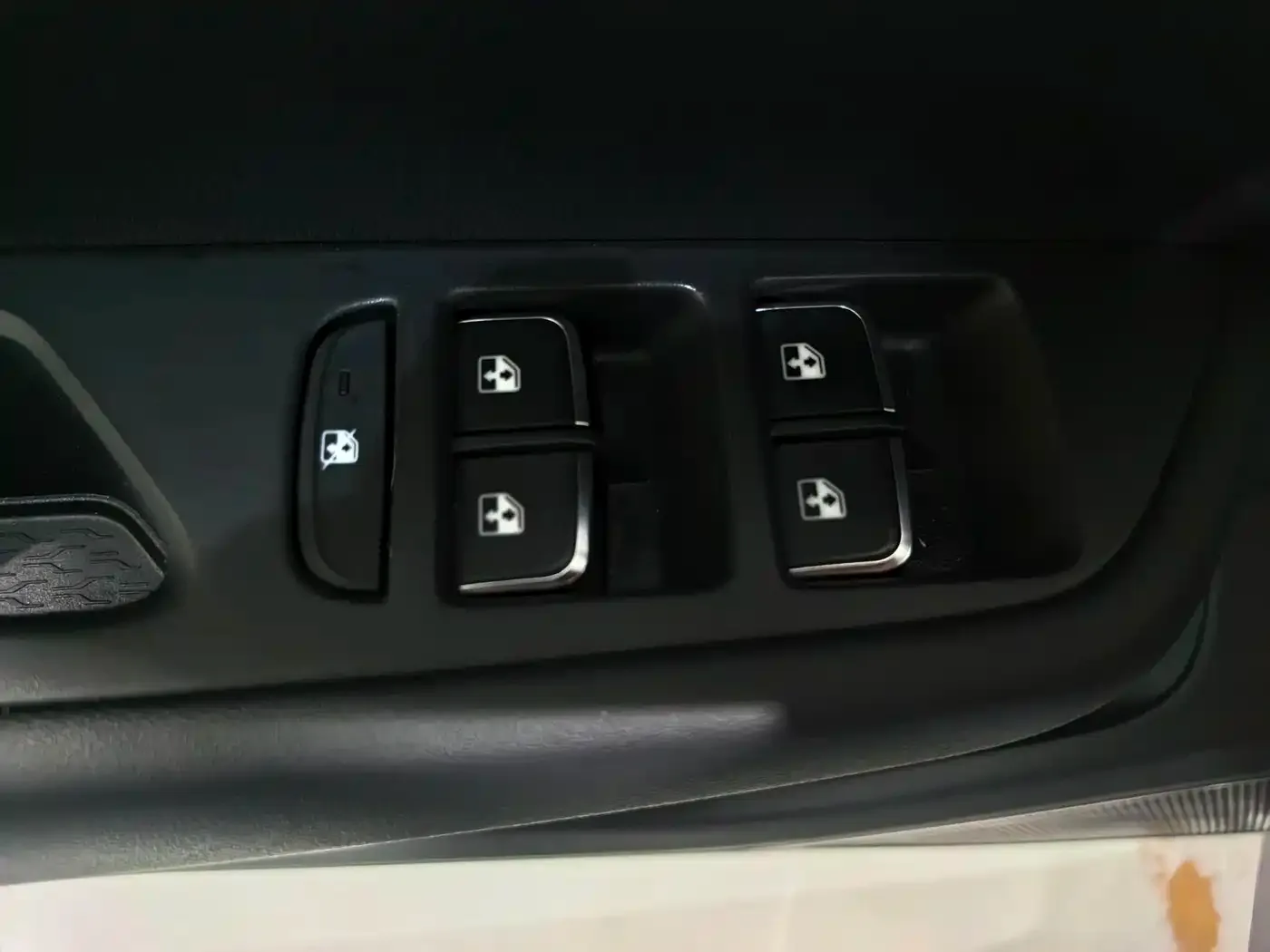 Hongqi Hongqi E-QM5 2022 431km Charging Enjoyment Edition — Фото автомобиля 12