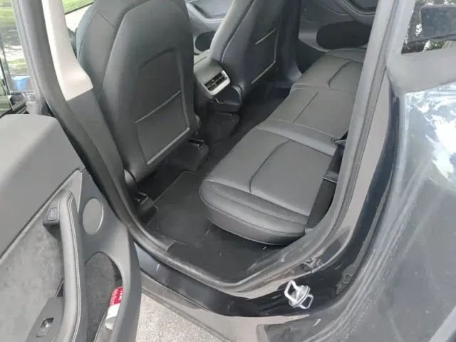 Tesla Model Y — Фото автомобиля 13