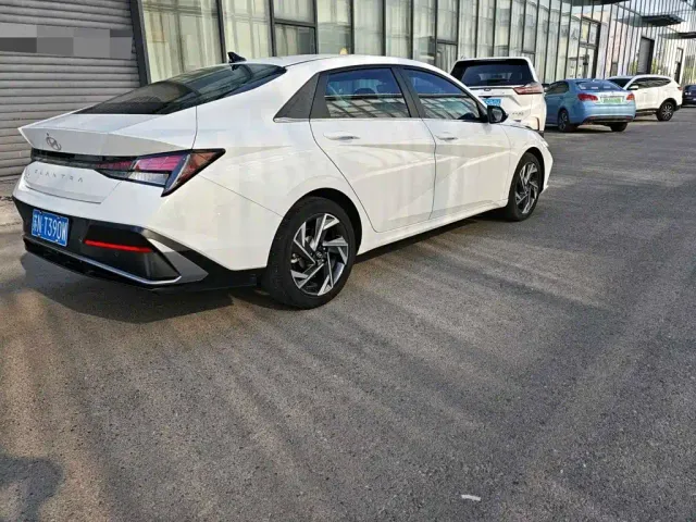 Hyundai Elantra — Фото автомобиля 5