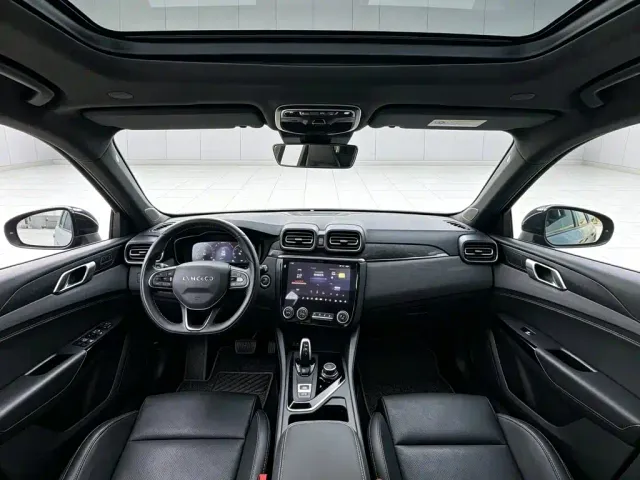 Lynk & Co 03 — Фото автомобиля 4