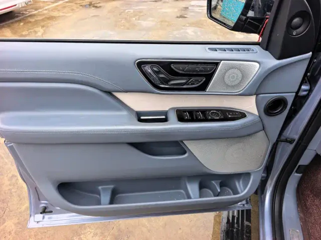 Lincoln Navigator — Фото автомобиля 9