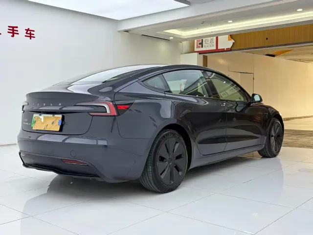 Tesla Model 3 — Фото автомобиля 5