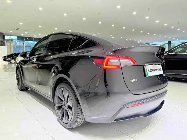 Tesla Model Y — Фото автомобиля 4